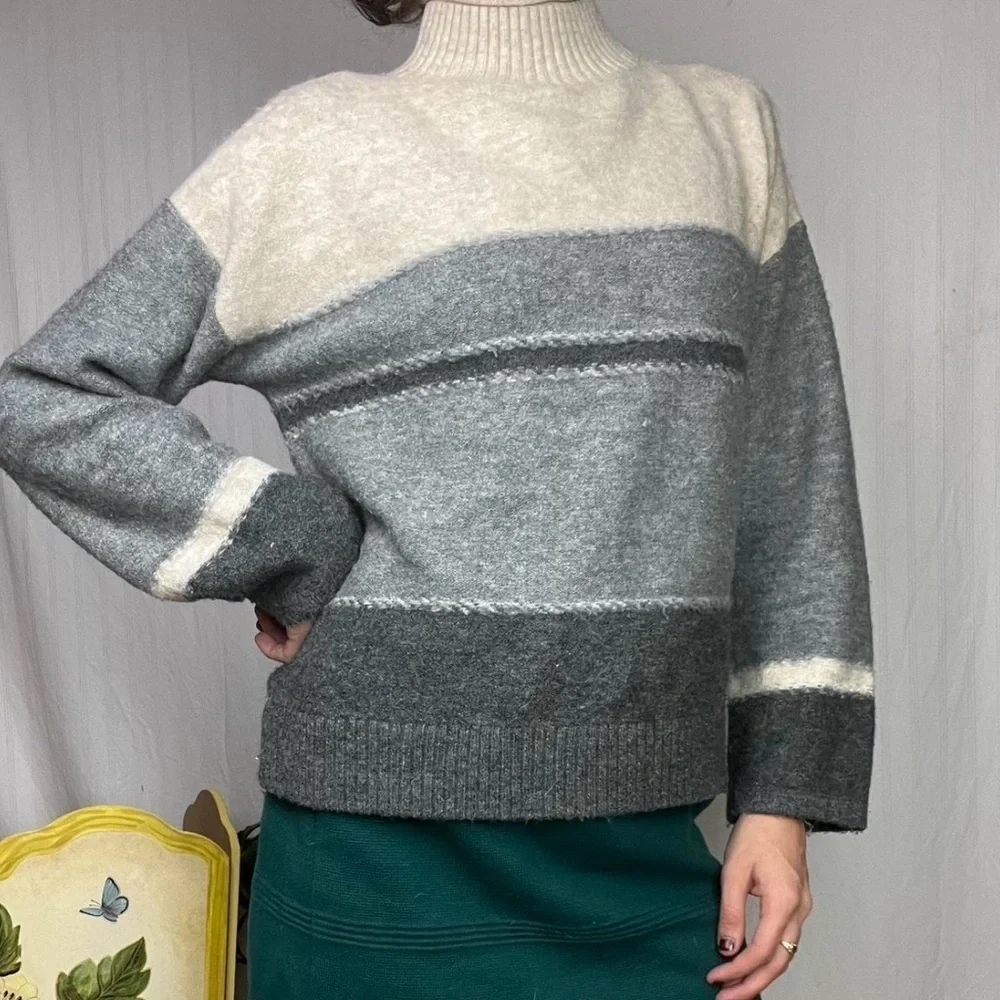Universal Thread Cream Gray Mock Neck Sweater Size Small